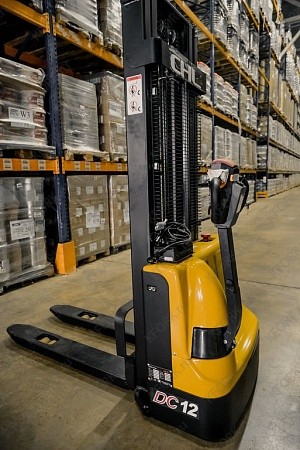 Штабелер электрический самоходный CHL CDD12J 1,2т 3м